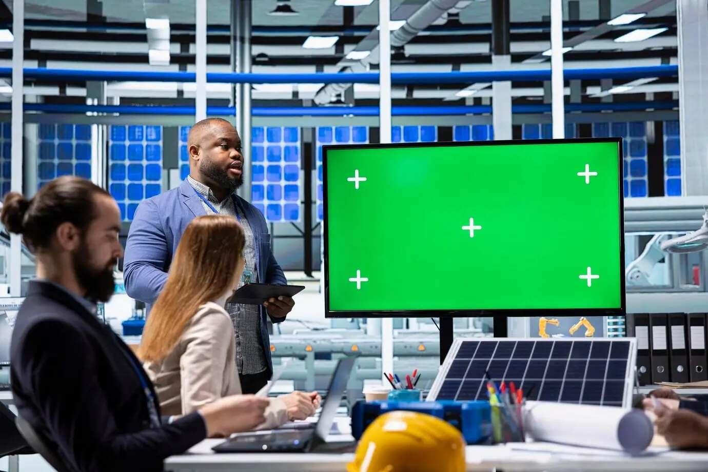 In einer Photovoltaikfabrik überwachen Forschende die Leistung mithilfe eines Mockup-Displays.
