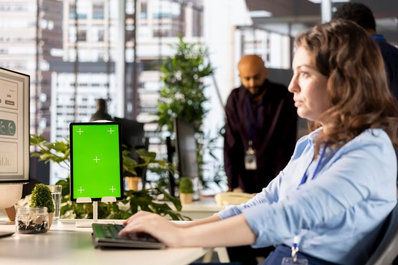 Bürokraft analysiert Online-Statistiken neben einem Copyspace-Mockup.