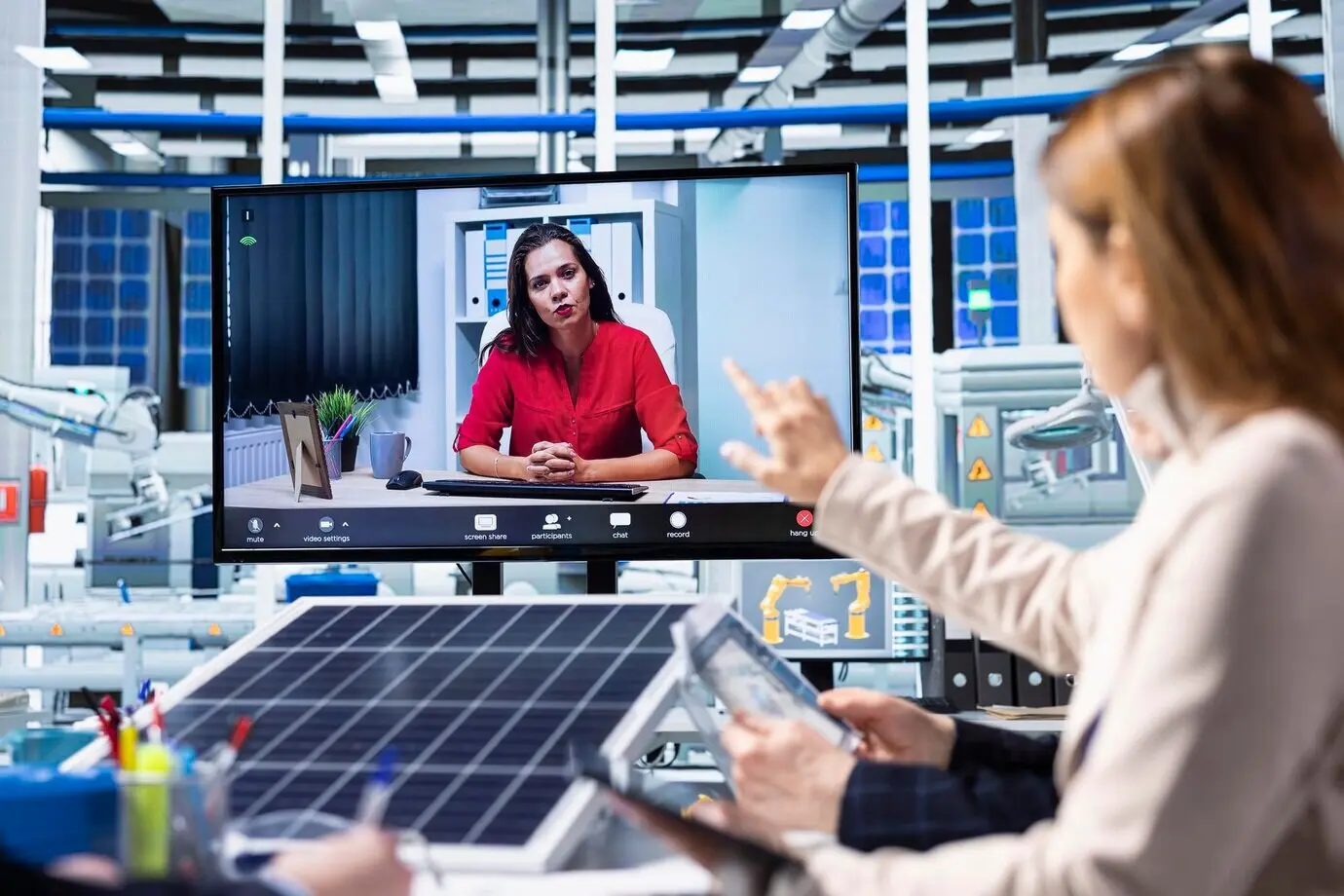 Investoren, die in eine Fabrik investieren, analysieren während einer Videokonferenz die Erlösströme.