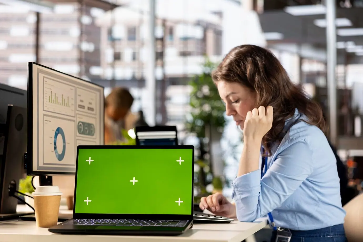 Weibliche Angestellte, die Analysedaten überprüft, neben isoliertem Textfreiraum.